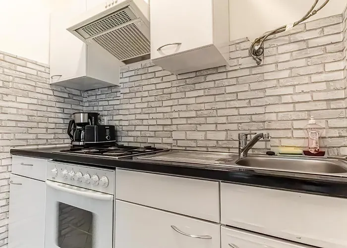 Modern 1br Flat Near Westbahnhof Station Apartment Vienna